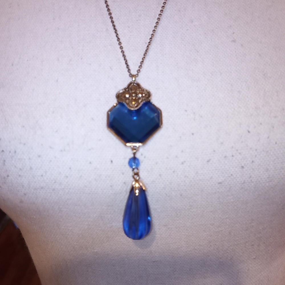 Elegant Vintage Avon Blue Pendant Necklace 23 in